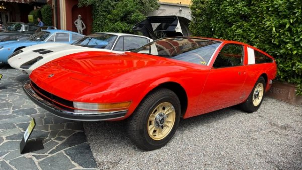 Проектиран от Паоло Мартин за Pininfarina , великолепният Fiat Dino Aerodinamica купе е представен на автомобилното изложение в Париж през 1967 г.  Въпреки че е бял отначало, за салона в Женева година по-късно е пребоядисан в класическия Rosso Dino.
2-литровият V6 двигател е от "класическото" Ferrari за Формула 2, използвано от Fiat за великолепните автомобили Dino.